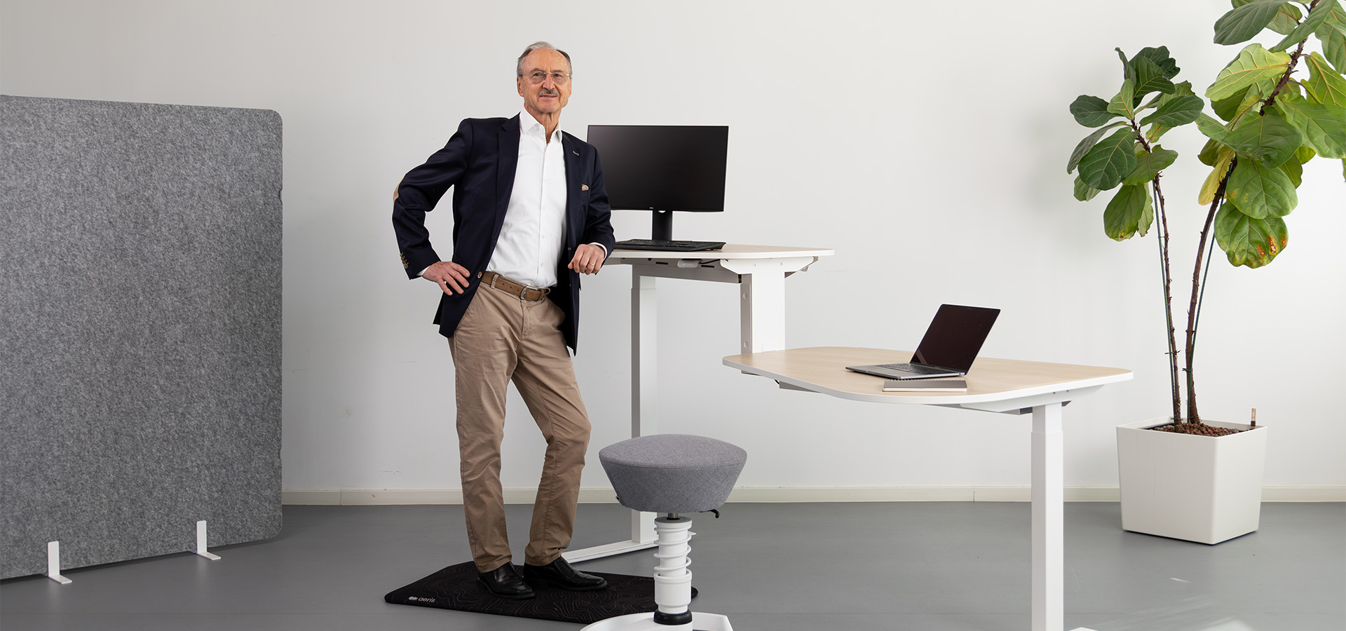 Josef Glöckl am Aeris Active Office Desk mit Swopper und Muvmat