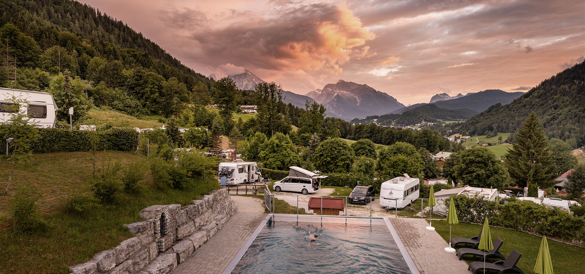 Blick über das Camping-Resort mit Pool in die Berchtesgadener Berge
