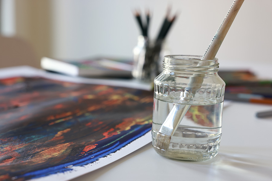 Kunsttherapie: Farben, Pinsel, Papier