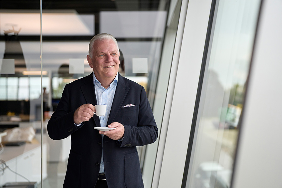 Michael Pawellek mit einer Kaffeetasse