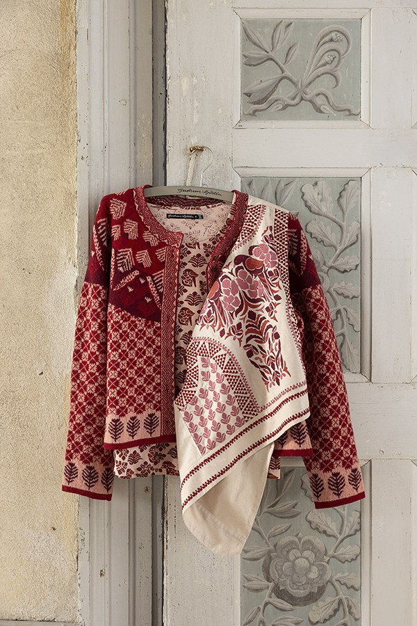 Strickjacke in Rot und Weiß an einer Tür