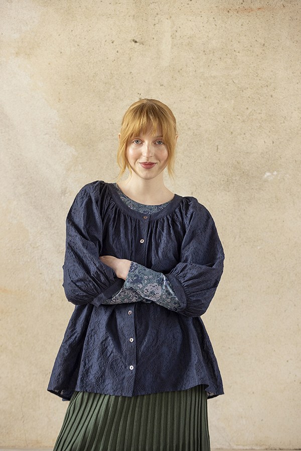 Modell in indigoblauem Blusenshirt