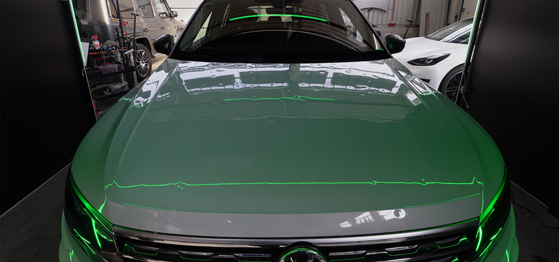 Motorhaube unter grünen Lichtlinien