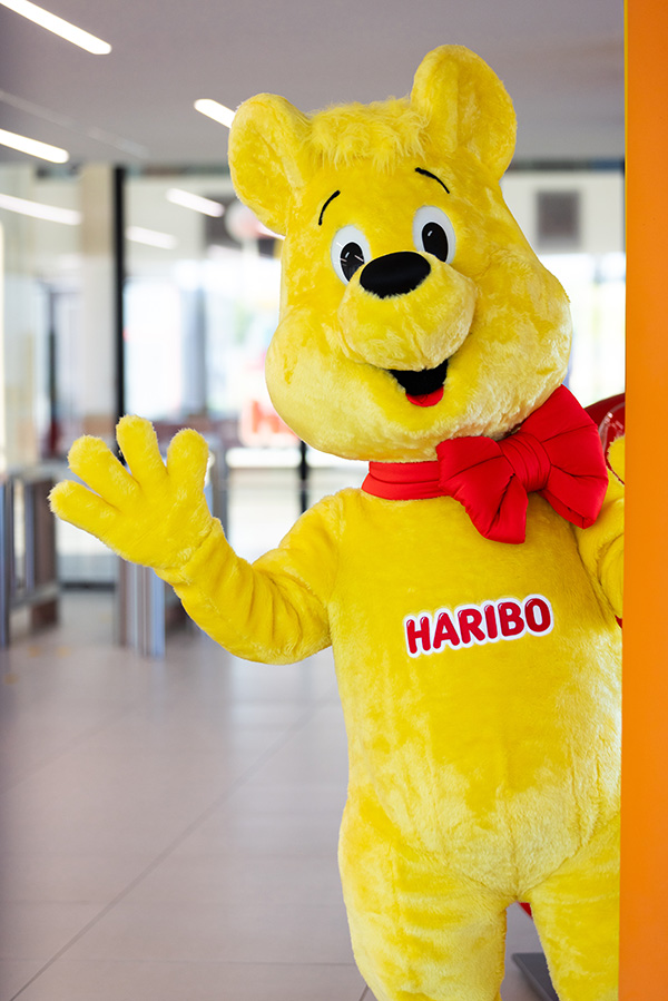 Der Goldbär winkt im Eingangsbereich