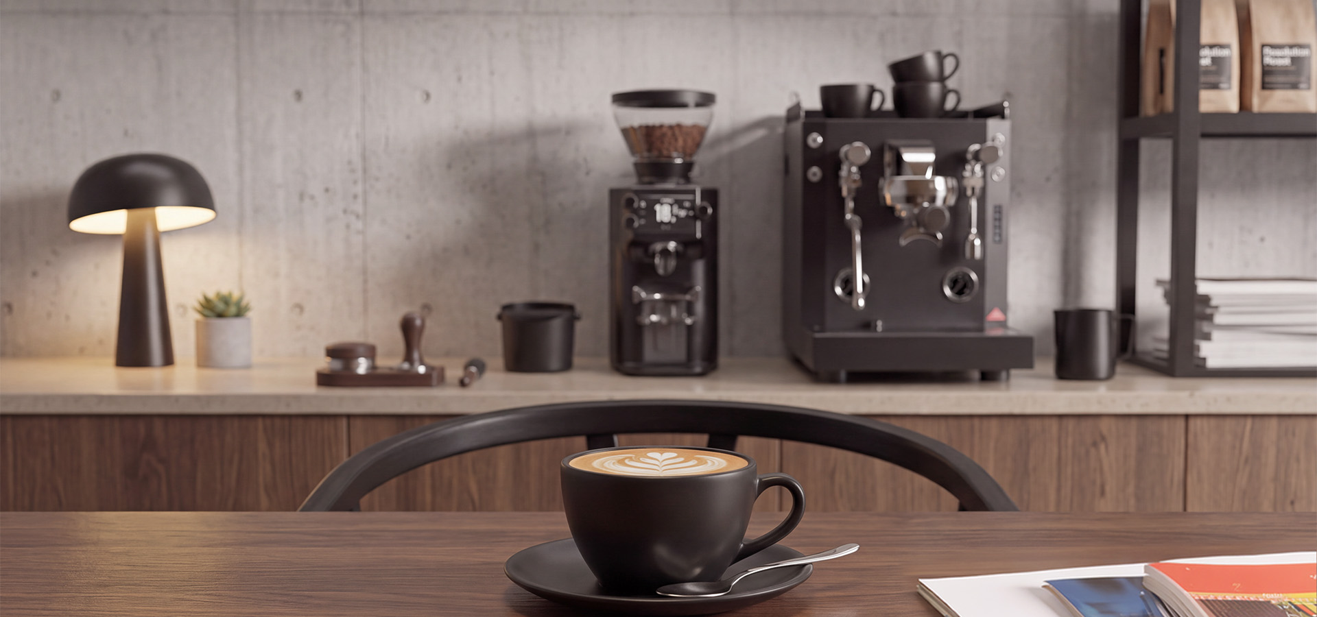 Mahlkönig Xenia Brew-by-Sync und Mühle, davor eine Tasse Kaffee