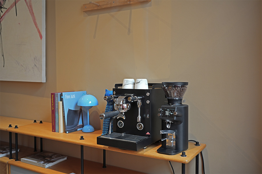 Mahlkönig Xenia Brew-by-Sync auf einer Konsole im Wohnraum