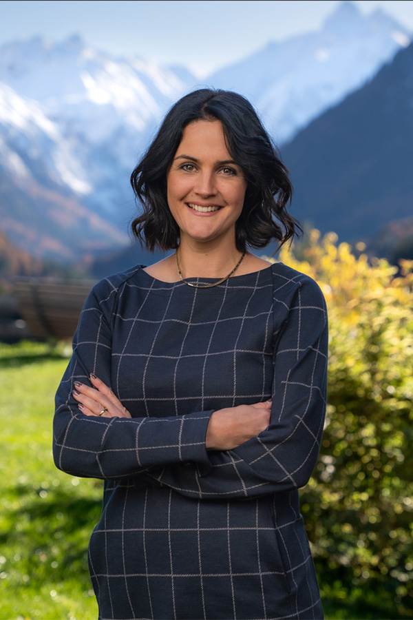 Porträt von Verena Eichhorn-Lange vor den Allgäuer Bergen