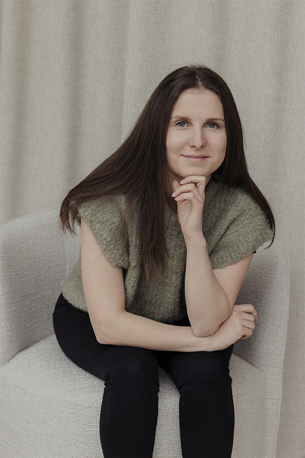 Anna Feiersinger sitzt in einem hellen Sessel