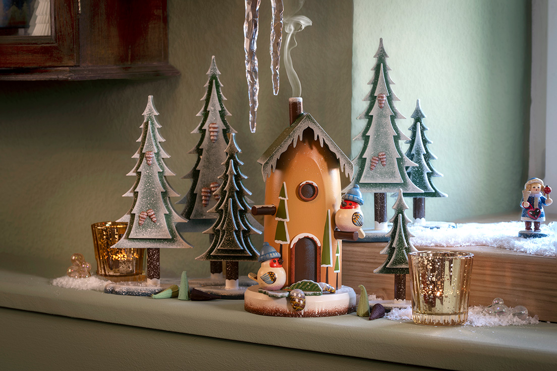 Vogelhaus aus Holz, umgeben von Holzbäumen