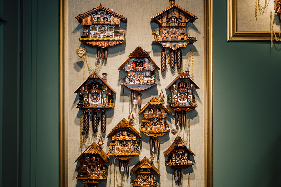 Kuckucksuhren an einer Wand