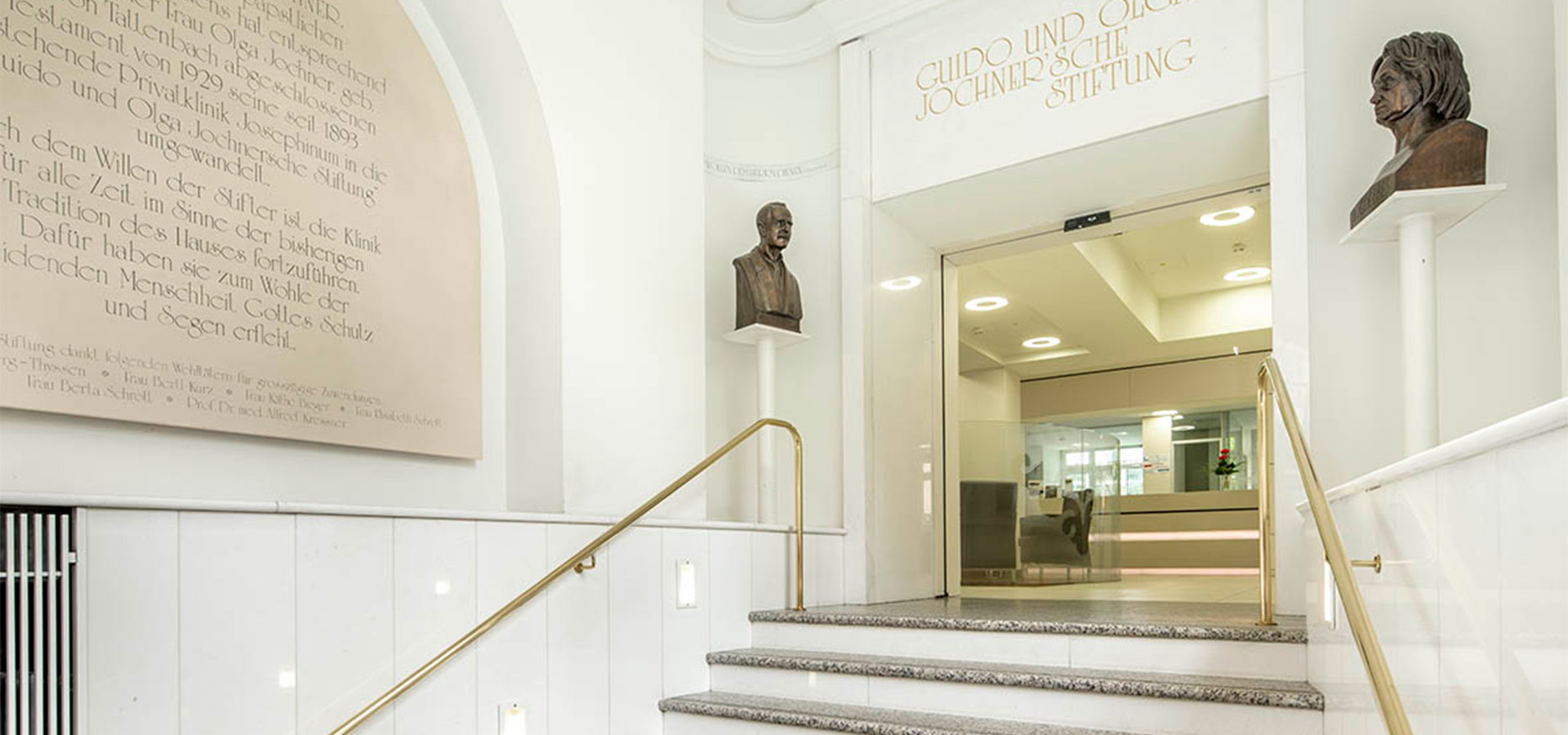 Treppe zum Eingang mit Büsten und Inschrift der Guido und Olga Jochner'schen Stiftung