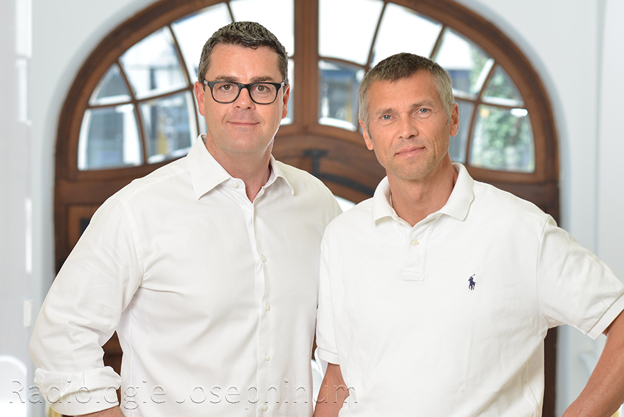 Zwei Ärzte in weißen Hemden