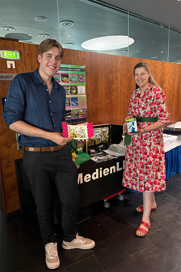 Michael und Anita Stangl am Messestand der MedienLB