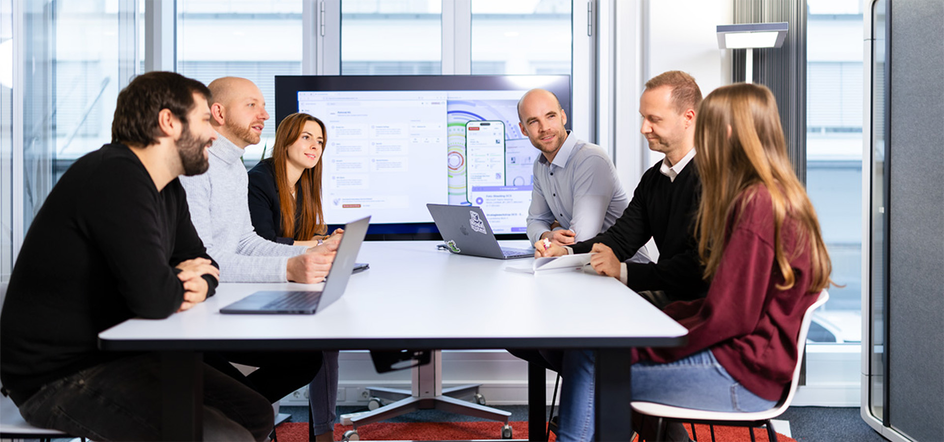 Team von RATIONAL in einer Besprechung