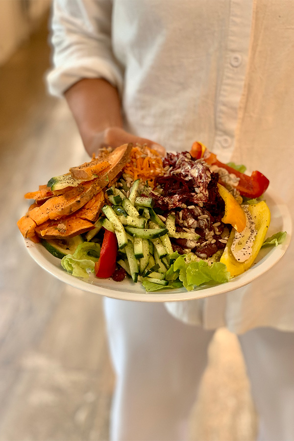 Teller mit frischem Salat